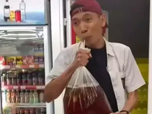 Kocak! 10 Cara Tak Terduga Minum Es Teh ala Netizen