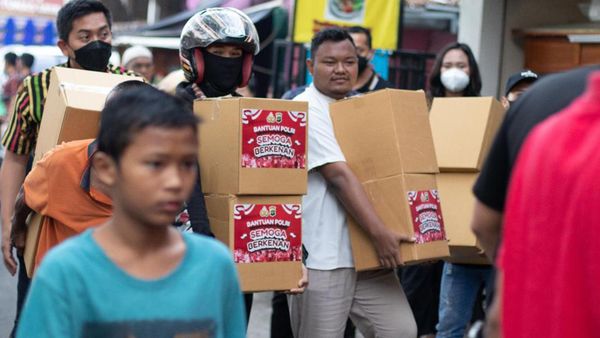 Aksi Simpatik Polda Metro Bagi-bagi Bantuan Sosial