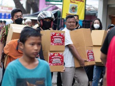 Aksi Simpatik Polda Metro Bagi-bagi Bantuan Sosial