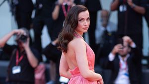 7 Gaya Ana de Armas di Premier Blonde, Pancarkan Aura Seksi Marilyn Monroe