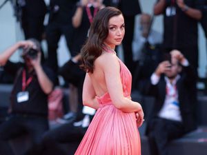 7 Gaya Ana de Armas di Premier Blonde, Pancarkan Aura Seksi Marilyn Monroe 7 Gaya Ana de Armas di Premier Blonde, Pancarkan Aura Seksi Marilyn Monroe