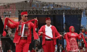 Asyik Banget, Begini Gaya RK Menari Ronggeng Asyik Banget, Begini Gaya RK Menari Ronggeng