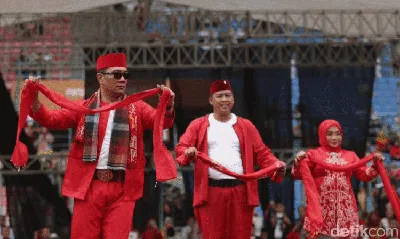 Asyik Banget, Begini Gaya RK Menari Ronggeng