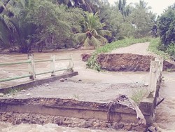 Banjir Bandang Terjang Jembatan di Mamuju Tengah hingga Putus