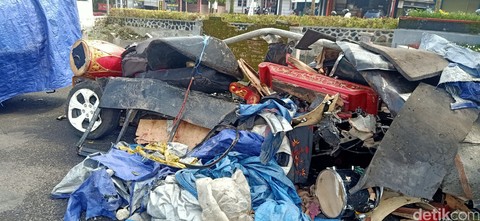 Bus pariwisata menabrak empat kendaraan di turunan pasar kertek wonosobo enam orang tewas sabtu 1092022