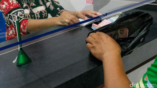 Di Wini, Masih Ada Warga Nabung Bawa Kresek Lho