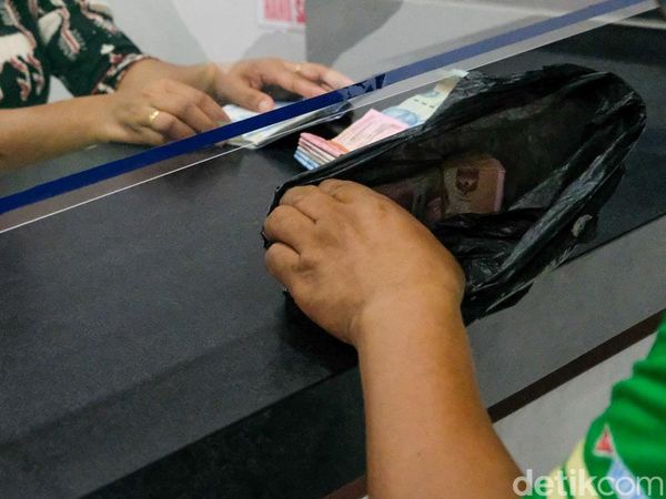 Di Wini, Masih Ada Warga Nabung Bawa Kresek Lho