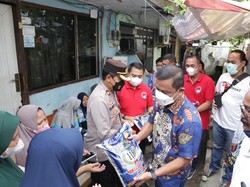 Senangnya Warga Jakbar Terima Bntuan Beras di Tengah Kenaikan BBM