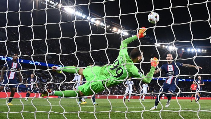 Paris Saint-Germains Italian goalkeeper Gianluigi Donnarumma dives to intercept the ball during the UEFA Champions League Group H first leg football match between Paris Saint-Germain (PSG) and Juventus at Parc des Princes Stadium in Paris, on September 6, 2022. (Photo by FRANCK FIFE / AFP) (Photo by FRANCK FIFE/AFP via Getty Images)