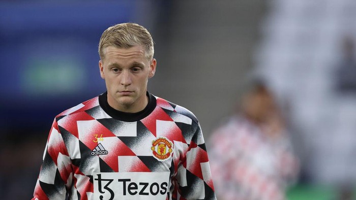 MANCHESTER, ENGLAND - AUGUST 07: Donny van de Beek of Manchester United throws a note to Harry Maguire during the Premier League match between Manchester United and Brighton & Hove Albion at Old Trafford on August 07, 2022 in Manchester, England. (Photo by Catherine Ivill/Getty Images)