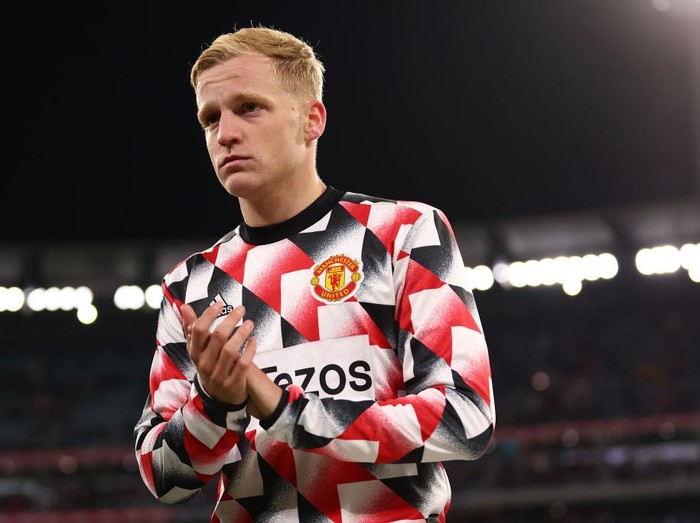 MANCHESTER, ENGLAND - AUGUST 07: Donny van de Beek of Manchester United throws a note to Harry Maguire during the Premier League match between Manchester United and Brighton & Hove Albion at Old Trafford on August 07, 2022 in Manchester, England. (Photo by Catherine Ivill/Getty Images)