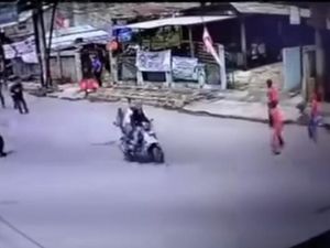 Detik-detik Diduga Jambret Diadang-Dilempari Traffic Cone oleh Warga