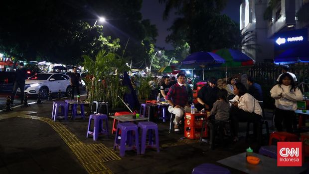 Gultik yang Tak Lekang Oleh Waktu Gulai Tikungan atau lebih akrab disebut Gultik merupakan salah satu tempat untuk menyantap makan malam yang selalu ramai di kawasan Blok M, Jakarta Selatan. (CNNIndonesia/Adi Ibrahim)