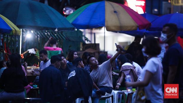 Gulai Tikungan atau lebih akrab disebut Gultik merupakan salah satu tempat untuk menyantap makan malam yang selalu ramai di kawasan Blok M, Jakarta Selatan. (CNNIndonesia/Adi Ibrahim)