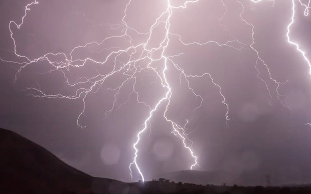 Hindari Mandi saat Badai Petir