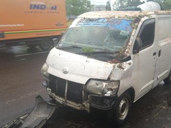 Hujan Disertai Angin di Sleman, Pohon Tumbang Timpa Mobil