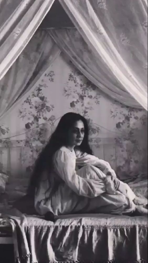 gambaran aktri Ayu Laksmi ketika memerankan peran ikonik, Ibu, dalam film Pengabdi Setan