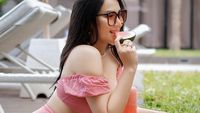 Intip Gaya Selebgram Seksi, Amelia NS Saat Racik Kopi