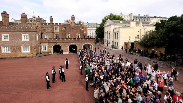 Crowds gather outside St James's Palace, where King Charles III is formally proclaimed Britain's new monarch at the Accession Council, following the death of Queen Elizabeth II, in London, Britain September 10, 2022.  Richard Heathcote/Pool via REUTERS