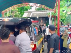 Isak Tangis Sambut Kedatangan Jenazah Korban Jip Terjun ke Jurang Bromo