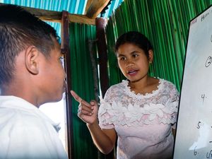 Kisah Guru SD di Pedalaman NTT, Setia Mengabdi di Tengah Keterbatasan