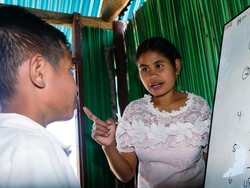 Kisah Guru SD di Pedalaman NTT, Setia Mengabdi di Tengah Keterbatasan