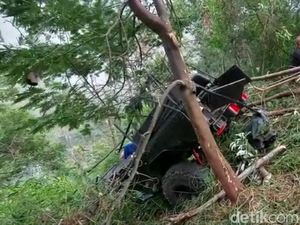 Jip Terjun Bebas ke Jurang Bromo Saat Menanjak di Tikungan Bukit Cinta Jip Terjun Bebas ke Jurang Bromo Saat Menanjak di Tikungan Bukit Cinta