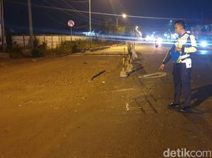 Pengendara Motor di Gresik Tewas Tabrak Rambu Peringatan-Diserempet Truk