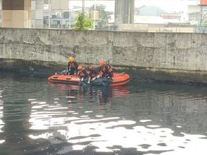 Korban Kecelakaan Tol Jelambar Jatuh dari Ketinggian 18 Meter ke Kali Grogol Korban Kecelakaan Tol Jelambar Jatuh dari Ketinggian 18 Meter ke Kali Grogol