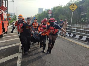 Ngeri Tabrakan di Tol Jelambar Bikin Korban Tewas Terlempar ke Kali Ngeri Tabrakan di Tol Jelambar Bikin Korban Tewas Terlempar ke Kali