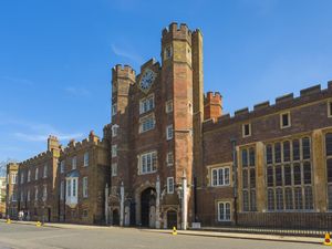 Keliling St James Tempat Raja Inggris Ditetapkan oleh Dewan Aksesi