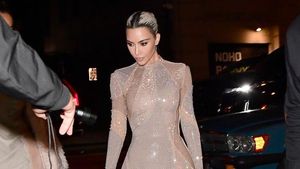 7 Gaya Kim Kardashian Curi Atensi, Pakai Gaun Transparan Tonjolkan Lekuk Tubuh