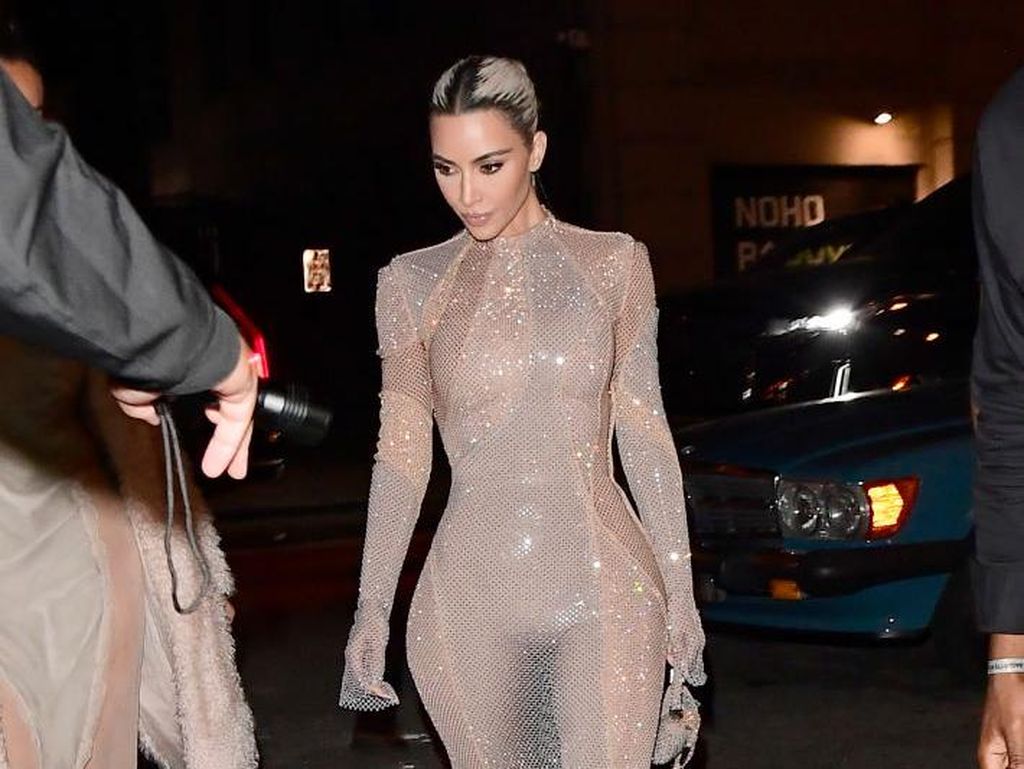 7 Gaya Kim Kardashian Curi Atensi, Pakai Gaun Transparan Tonjolkan Lekuk Tubuh