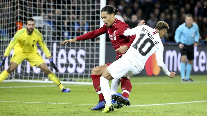 PARIS, FRANCE - NOVEMBER 28: Neymar Jr of PSG, Virgil Van Dijk of Liverpool, goalkeeper of Liverpool Alisson Becker (left) during the UEFA Champions League Group C match between Paris Saint-Germain (PSG) and Liverpool FC at Parc des Princes stadium on November 28, 2018 in Paris, France. (Photo by Jean Catuffe/Getty Images)