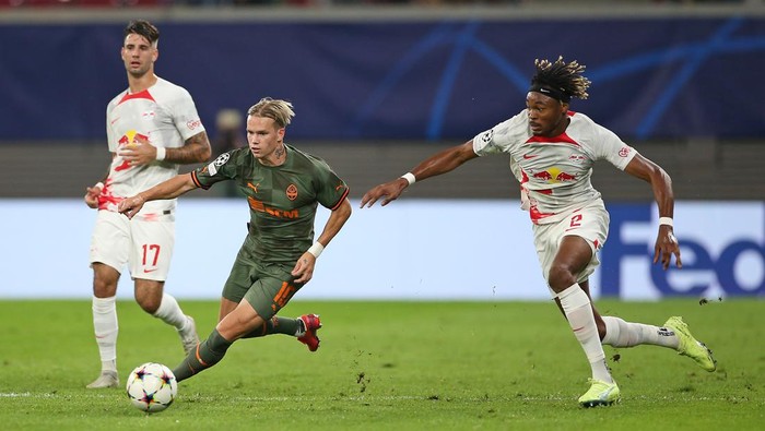LEIPZIG, GERMANY - SEPTEMBER 06: (L-R) Mykhaylo Mudryk of Shakhtar Donetsk is challenged by Mohamed Simakan of RB Leipzig during the UEFA Champions League group F match between RB Leipzig and Shakhtar Donetsk at Red Bull Arena on September 06, 2022 in Leipzig, Germany. (Photo by Cathrin Mueller/Getty Images)
