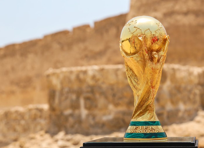 Logo Piala Dunia MUHARRAQ, BAHRAIN - JUNE 04: The World Cup Trophy is brought to Arad Castle within the 2022 FIFA World Cup Trophy Tour by former Brazilian football player Juliano Belletti in Muharraq, Bahrain on June 04, 2022. (Photo by Ayman Yaqoob/Anadolu Agency via Getty Images)