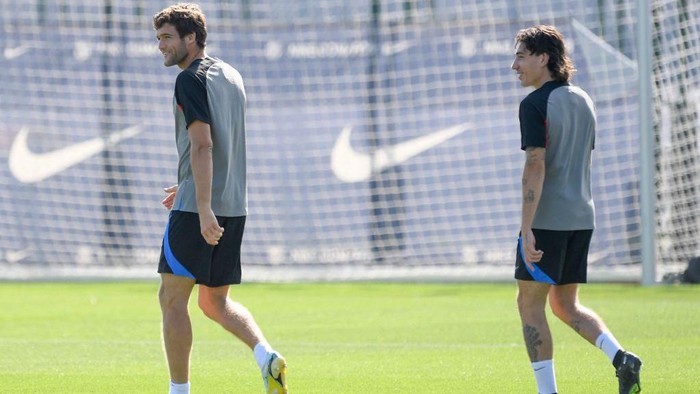 FC Barcelonas Spanish defenders Marcos Alonso (L) and Hector Bellerin attend a training session at the Ciudad Deportiva near Barcelona on September 6, 2022, on the eve of their UEFA Champions League, group C, first leg football match between FC Barcelona and FC Viktoria Plzen. (Photo by Josep LAGO / AFP) (Photo by JOSEP LAGO/AFP via Getty Images)