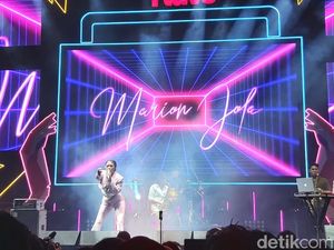 Aksi Marion Jola Lenggak-lenggok di Panggung Flavs Revival 2022