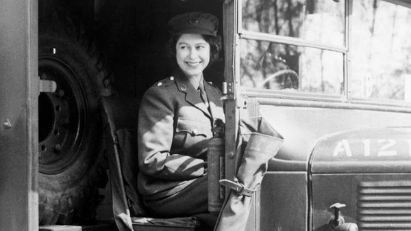 Jarang Terekspos, 9 Potret Ratu Elizabeth Muda Jadi Montir dan Sopir Truk