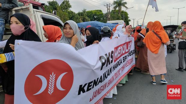 Partai Keadilan Sejahtera (PKS) Makassar, melakukan aksi unjuk rasa menolak kenaikkan harga Bahan Bakar Minyak (BBM) bersubsidi di Jalan AP Pettarani, Makassar, Sulawesi Selatan. Massa meminta pemerintah agar segera meninjau ulang kebijakan menaikkan harga BBM tersebut.