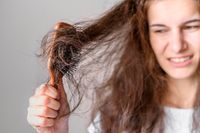 Rambut Frizzy? Tak Perlu Panik! Simak Tips Jitu Mengatasinya