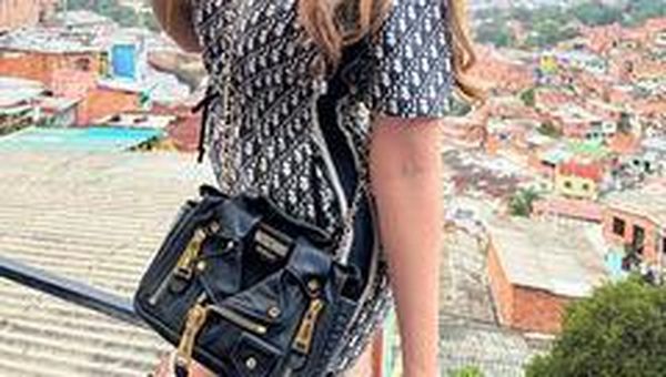 Potret Model ke Mana-mana Bawa Boneka, Dituduh Menseksualisasi Mainan Anak