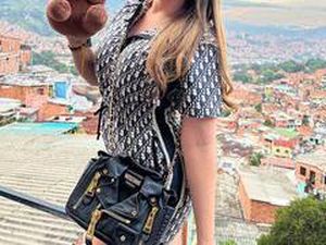 Potret Model ke Mana-mana Bawa Boneka, Dituduh Menseksualisasi Mainan Anak Potret Model ke Mana-mana Bawa Boneka, Dituduh Menseksualisasi Mainan Anak