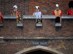 Penetapan Raja Charles III Diumumkan ke Publik, Disambut Trompet-Meriam