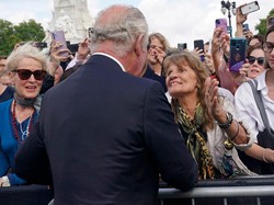 Pengakuan Wanita yang Cium Raja Charles III di Luar Istana Buckingham