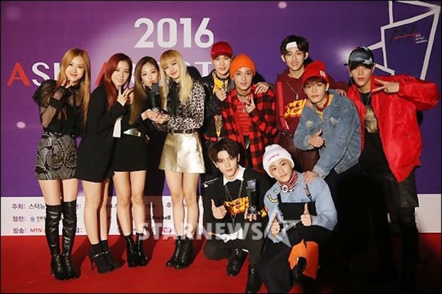Moment NCT127 dan BLACKPINK sebagai Rookies of The Year 2016/Foto: koreaboo.com NCT127 dan BLACKPINK pernah mendapat penghargaan sebagai Rookies of The Year di Asian Artist Award 2016.