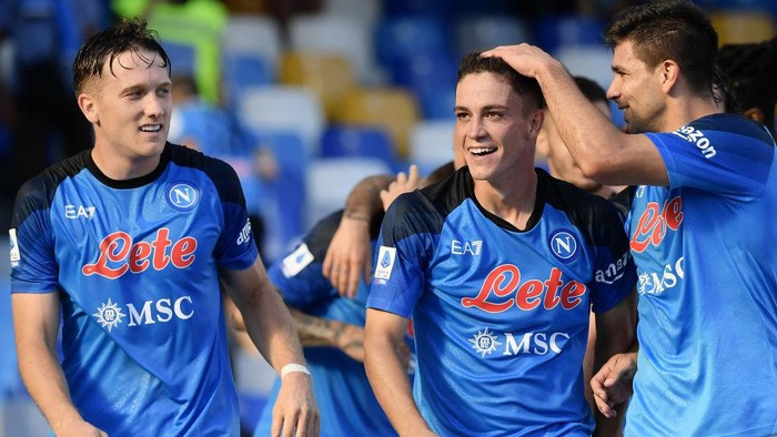Napolis Italian forward Giacomo Raspadori celebrates with teammates after scoring his teams first goal during the Italian Serie A football match between SSC Napoli vs Spezia Calcio at Diego Armando Maradona Stadium in Naples on September 10, 2022. (Photo by Filippo MONTEFORTE / AFP) (Photo by FILIPPO MONTEFORTE/AFP via Getty Images)