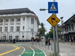 Usai Viral Pemotor Jatuh, Dishub DKI Tambah Rambu Jalan Licin di Kota Tua