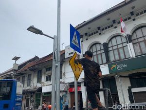 Rambu Awas Jalan Licin Dipasang Usai Viral Pemotor Jatuh di Kota Tua