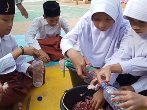 Pelajar SDN di Purwakarta Ciptakan Pestisida dari Kulit Bawang